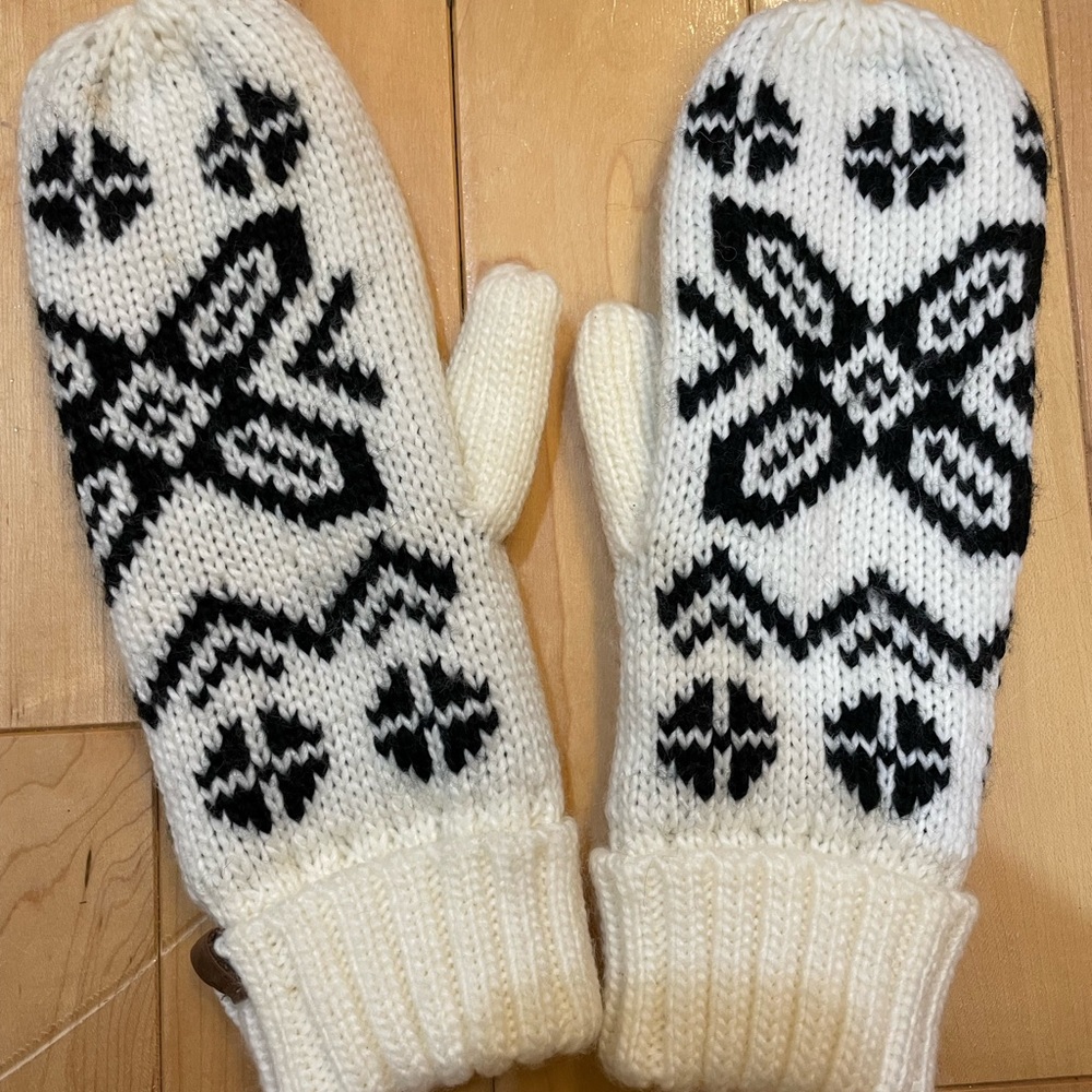 Roots Nordic Winter Acrylic Mittens NWOT
